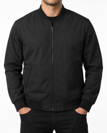 Chaqueta bomber negra, vista frontal