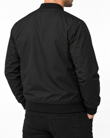 Chaqueta bomber negra, vista posterior