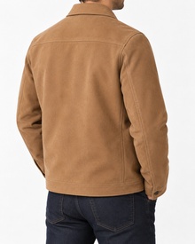 Chaqueta camel, vista posterior