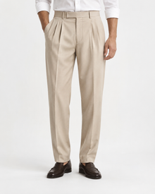 Pantalón beige con pinzas vista frontal