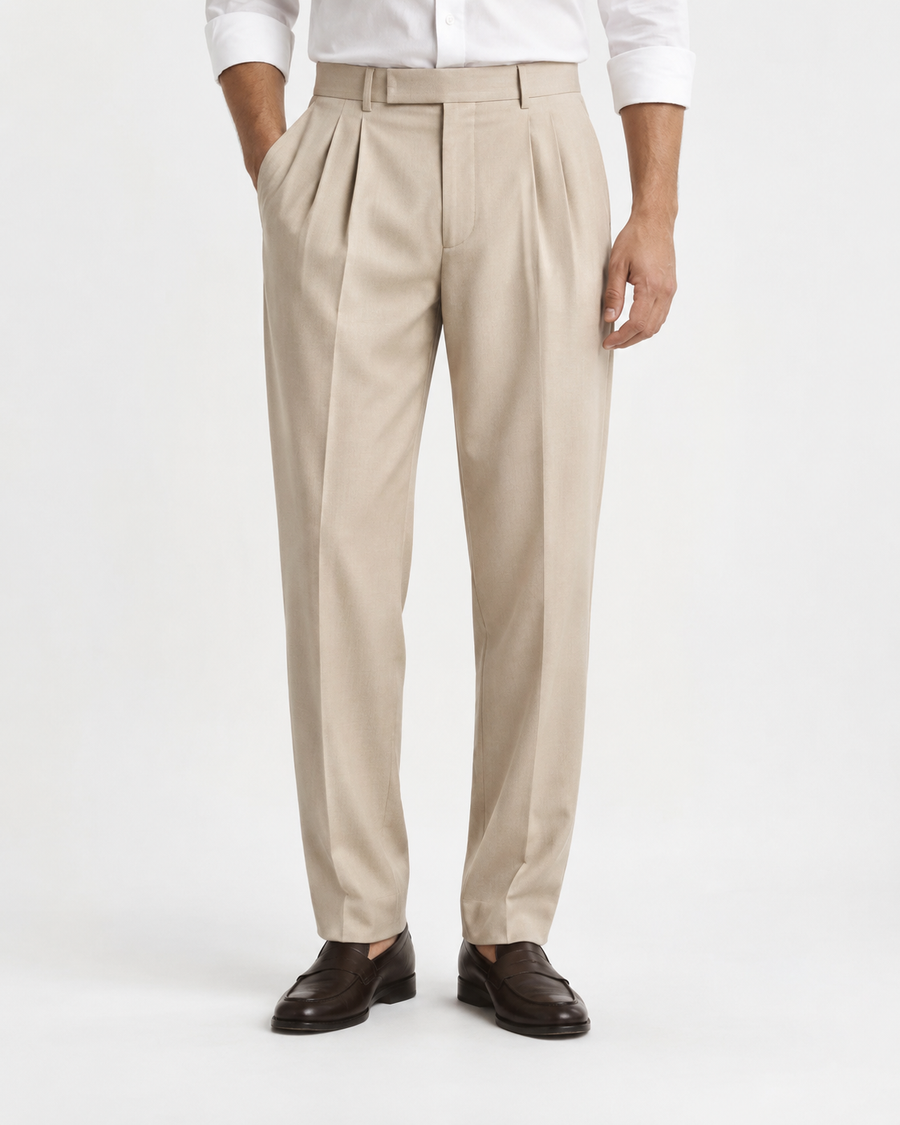 Pantalón beige con pinzas vista frontal