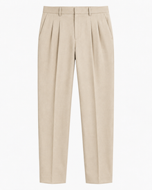 Detalle de pantalón beige con pinzas